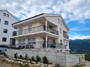 um edifício branco com uma varanda em cima em Olga em Novi Vinodolski