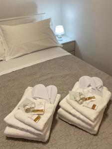 a bed with white towels and a pair of shoes at Casa Valentina 1 in Perugia