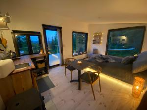 uma sala de estar com um sofá e uma mesa em Forest cabin with stunning mountain view & Sauna em Torsby