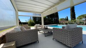 eine Terrasse mit Stühlen und einem Pool in der Unterkunft Casale Carla in Impruneta