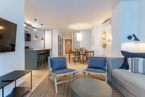Μια τηλεόραση ή/και κέντρο ψυχαγωγίας στο Luxury Beachfront Living on the beach with big terrace