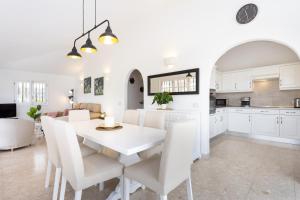 eine Küche und ein Esszimmer mit einem weißen Tisch und Stühlen in der Unterkunft CASA GOLF beautiful views with private pool in San Miguel de Abona