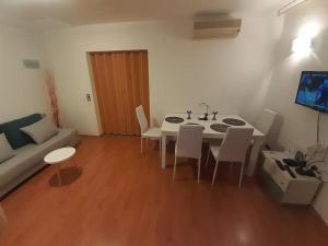 APARTMANI DELAS的休息区