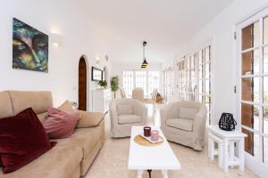 ein Wohnzimmer mit einem Sofa und 2 Stühlen in der Unterkunft CASA GOLF beautiful views with private pool in San Miguel de Abona