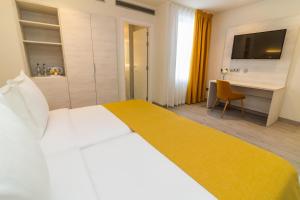 ein Hotelzimmer mit einem großen Bett und einem Schreibtisch in der Unterkunft Lemon & Soul Las Palmas in Las Palmas de Gran Canaria