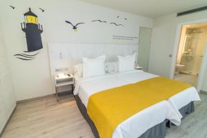 Postel nebo postele na pokoji v ubytování Lemon & Soul Las Palmas