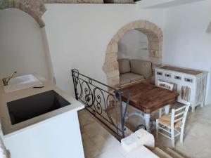 - une cuisine avec une table et un canapé dans une chambre dans l'établissement Masseria Piccole Taverne, à Ostuni