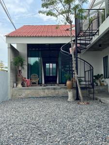 ein Haus mit einer Treppe und einer Veranda mit einem Baum in der Unterkunft Eleven8 Taman Pandan in Alor Setar