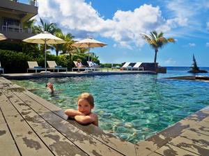Bazén v ubytování Bon Azur Beachfront Suites & Penthouses with LOV nebo v jeho okolí