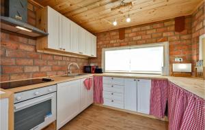 Kuchyň nebo kuchyňský kout v ubytování 3 Bedroom Lovely Home In Jelenscak