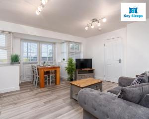 ein Wohnzimmer mit einem Sofa und einem Tisch in der Unterkunft Key Sleeps - Private Parking - Lower Pilsley - Balcony - Contractors - Leisure in Pilsley