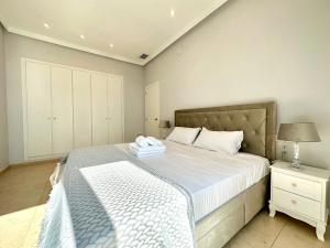 Posteľ alebo postele v izbe v ubytovaní Reinapart Patacona Beachfront Seaview