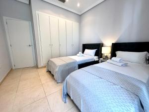 Posteľ alebo postele v izbe v ubytovaní Reinapart Patacona Beachfront Seaview