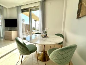 Televízia a/alebo spoločenská miestnosť v ubytovaní Reinapart Patacona Beachfront Seaview