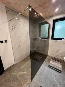 baño con ducha y puerta de cristal en Villa Casablanca en Bosanska Krupa