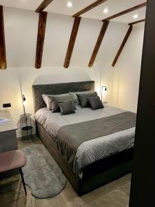 Un dormitorio con una cama grande en una habitación con techos de madera. en Villa Casablanca en Bosanska Krupa