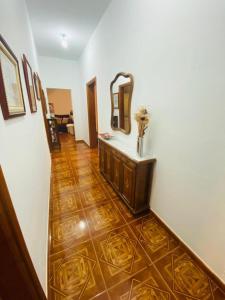 pasillo con espejo y suelo de madera en Casa Lolo, en La Oliva