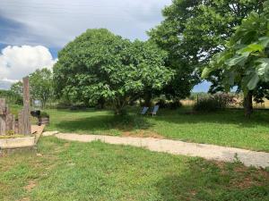 Ogród w obiekcie gîte La Longère bleue
