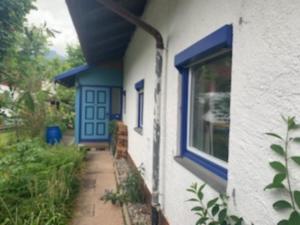 uma casa azul e branca com uma janela em Auszeit Haus em Grassau