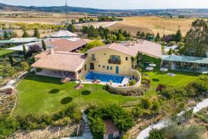 una vista aérea de una casa con piscina en Finca Aal Cachucho Hotel Rural, en San Agustín de Guadalix