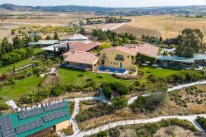 una vista aérea de una casa con paneles solares en Finca Aal Cachucho Hotel Rural, en San Agustín de Guadalix