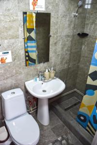 W łazience znajduje się umywalka, toaleta i prysznic. w obiekcie YourHouse на Си Синхая недалеко от Меги w mieście Ałma-Ata