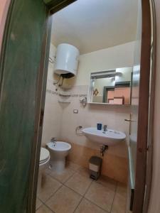 アレーツィオにあるAgriturismo Capaniのバスルーム(洗面台、トイレ、鏡付)