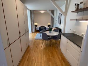 cocina y sala de estar con mesa y sillas en Gothersgade, en Copenhague