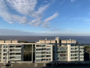 una vista de un edificio con el océano en el fondo en Luxury Apartment V. López en Vicente López