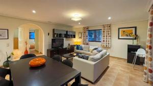 uma sala de estar com um sofá e uma mesa em T2 Apartment Falesia Beach Albufeira em Roja- Pé