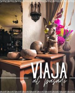 リオバンバにあるHostería la Gaviotaのテーブルの上に女性像を載せたポスター