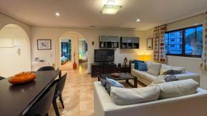 uma sala de estar com um sofá e uma mesa em T2 Apartment Falesia Beach Albufeira em Roja- Pé