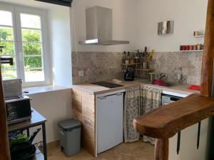 Kuchnia lub aneks kuchenny w obiekcie gîte La Longère bleue