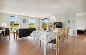 Nice Home In Sydals With Wifi في Neder Lysabild: غرفة طعام مع طاولة بيضاء وكراسي