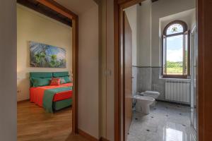 una camera con letto, finestra e servizi igienici di IBibiena - CASA CAMPALDINO a Poppi