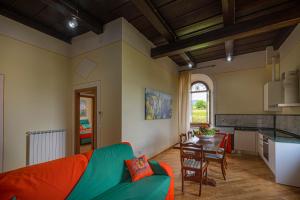 sala de estar con sofá verde y mesa en IBibiena - CASA CAMPALDINO, en Poppi