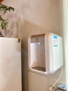 a towel dispenser on a wall next to a refrigerator at Casa Jataí in Alto Paraíso de Goiás