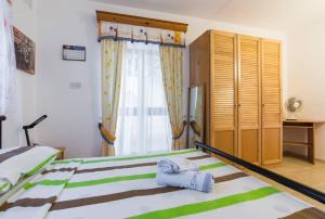 1 dormitorio con 1 cama con 2 toallas en Spacious, modern apartment near beach andclose to st. Julians, en Naxxar