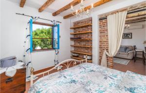 1 dormitorio con cama y ventana en Amazing Apartment In Klada With Kitchen, en Klada