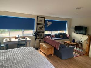 ein Schlafzimmer mit einem Bett, einem Sofa und einem Schreibtisch in der Unterkunft Annexe Newnham in Daventry