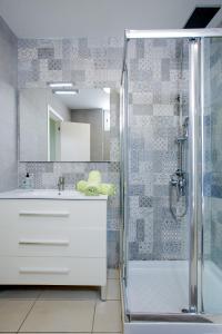 ein Bad mit einer Dusche, einem Waschbecken und einem Spiegel in der Unterkunft Studio with sea view in San Eugenio in Adeje