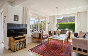 uma sala de estar com um sofá e uma televisão em Pet Friendly Home In Slagelse With House Sea View em Slagelse