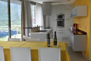 eine Küche mit einem Tisch und zwei Flaschen Wein darauf in der Unterkunft Villa Bellavista in Tenno