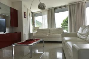 sala de estar con sofá y mesa en Villa Bellavista, en Tenno