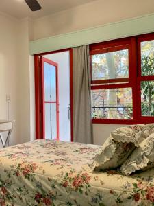 1 dormitorio con cama y ventana en Departamento Las Heras en Mendoza