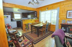 cocina y comedor con mesa y sillas en Cabin at Sleepy Creek - Charming Cabin, en Berkeley Springs