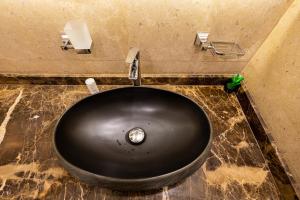 lavabo negro en el baño con encimera en Marron studios 5 new, en El Cairo