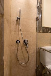 een douche in een badkamer met een slang aan de muur bij Marron studios 5 new in Caïro