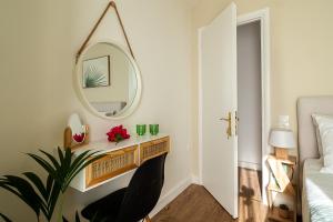 Corfu Bleview Suite في كانوني: غرفة نوم بيضاء مع مرآة وزرع
