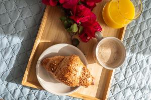 un vassoio con un piatto di pane e una tazza di caffè di Corfu Bleview Suite a Kanoni